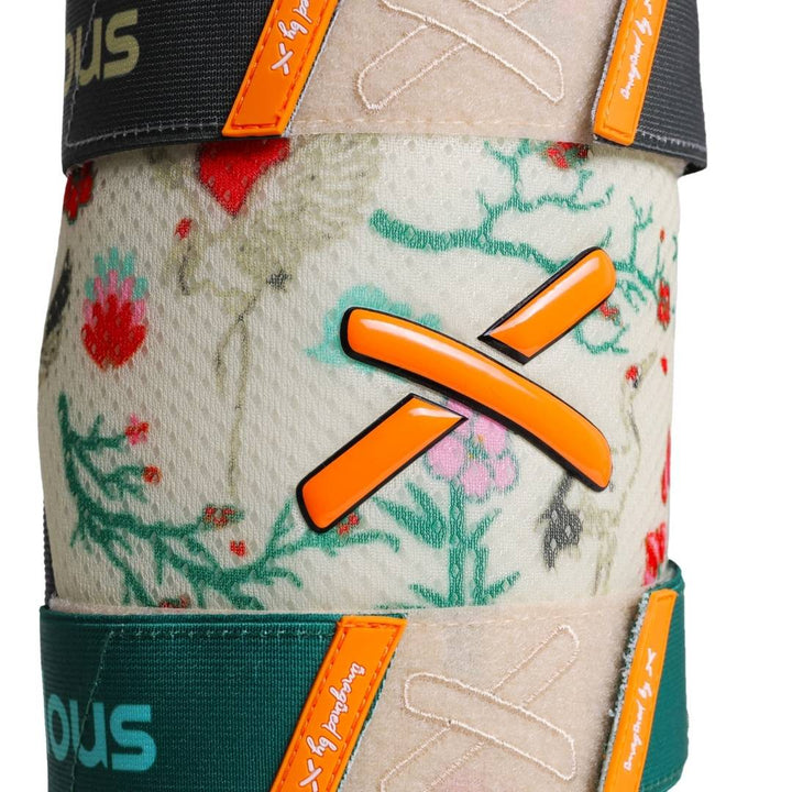 Translation missing: ja.leg guard close up of the orange X logo