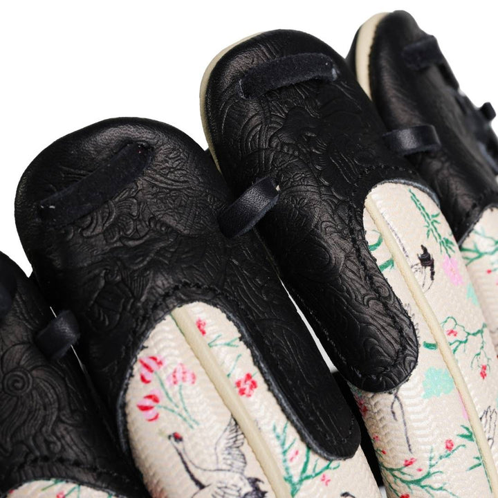 Translation missing: en.Close-up of the finger section showcasing the floral pattern and black laces