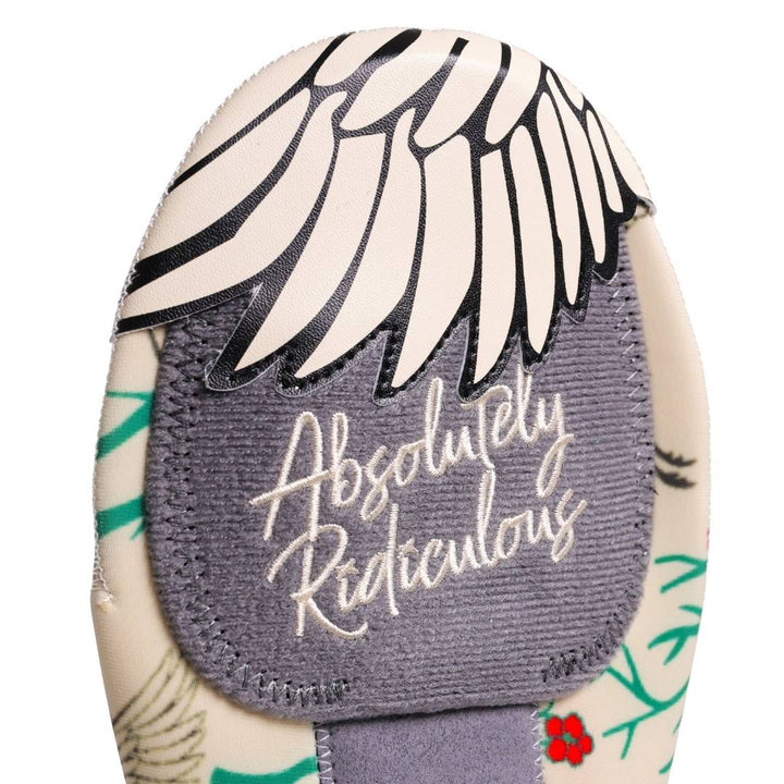 Translation missing: en.“Close-up of the top section of the sliding mitt showing the wing graphic and logo.”