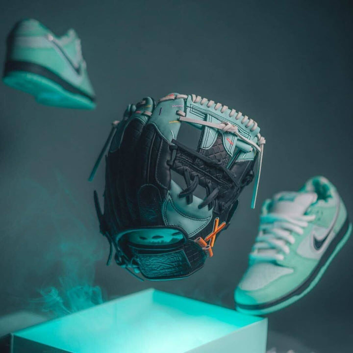 Translation missing: es.Mint Blackout Ice Cream Glove | RARE Edition
