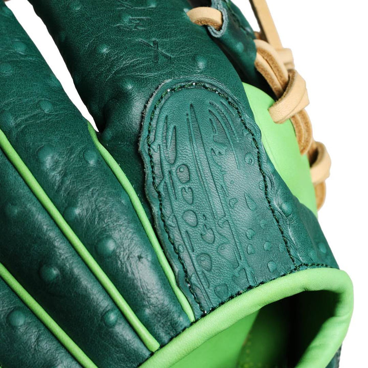 Translation missing: ja.Close-up of the glove’s outer side with dark green leather and finger padding of pickle design